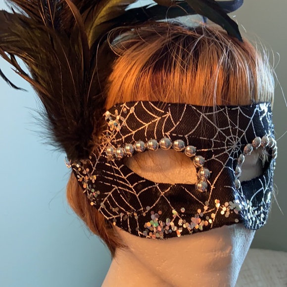 Masquerade Sequined Mask - Picture 3 of 6